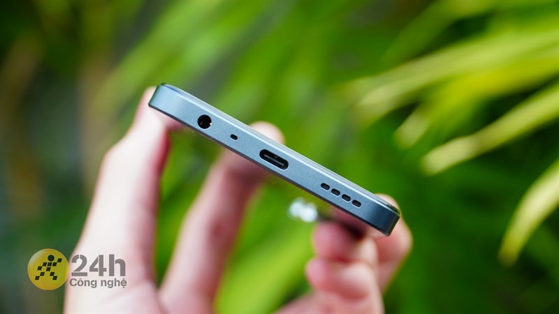 Cạnh đáy của realme C55 chứa dải loa, mic, cổng sạc USB-C và cổng cắm tai nghe chuẩn 3.5 mm Cạnh đáy của realme C55 chứa dải loa, mic, cổng sạc USB-C và cổng cắm tai nghe chuẩn 3.5 mm