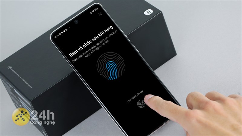 Cảm biến vân tay trên Xiaomi 13 Pro cho tốc độ nhận diện nhanh và chính xác.