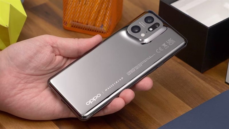 Ảnh chụp thực tế OPPO Find X6 Pro cho thấy thiết bị sẽ có thiết kế camera đặc biệt hơn so với Find X5 Pro