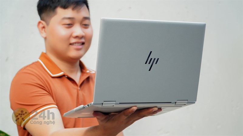 Khung sườn kim loại của HP Elitebook X360 1040 G9 còn có thể mang lại cảm giác cầm nắm chắc chắn, cứng cáp Khung sườn kim loại của HP Elitebook X360 1040 G9 còn có thể mang lại cảm giác cầm nắm chắc chắn, cứng cáp