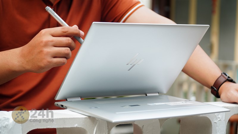 Nhờ sở hữu màn hình gập mà mình có thể sử dụng HP Elitebook X360 1040 G9 theo nhiều kiểu khác nhau Nhờ sở hữu màn hình gập mà mình có thể sử dụng HP Elitebook X360 1040 G9 theo nhiều kiểu khác nhau