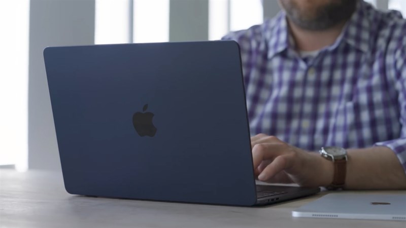 MacBook Air 15 inch vẫn sẽ mang thiết kế mỏng nhẹ như các mẫu MacBook Air tiền nhiệm MacBook Air 15 inch vẫn sẽ mang thiết kế mỏng nhẹ như các mẫu MacBook Air tiền nhiệm