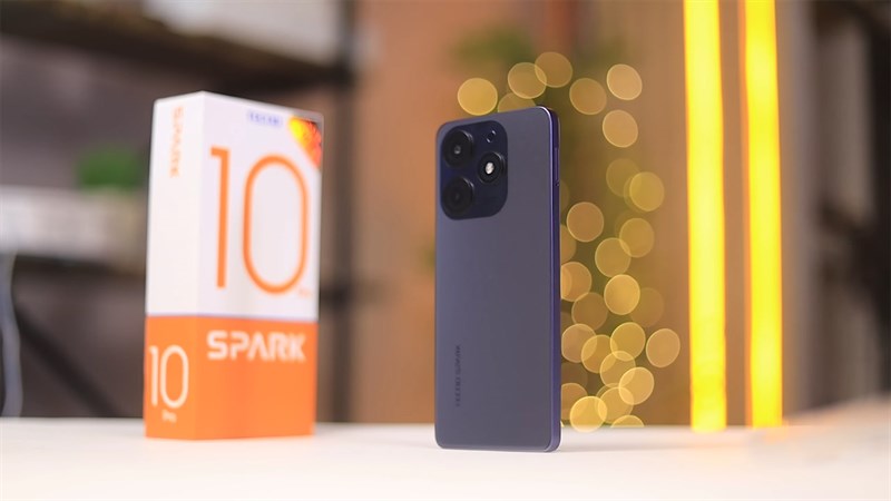 Mặt lưng của Tecno Spark 10 Pro được thiết kế dạng phẳng cùng lớp kính nhám mờ cực kỳ đẹp mắt