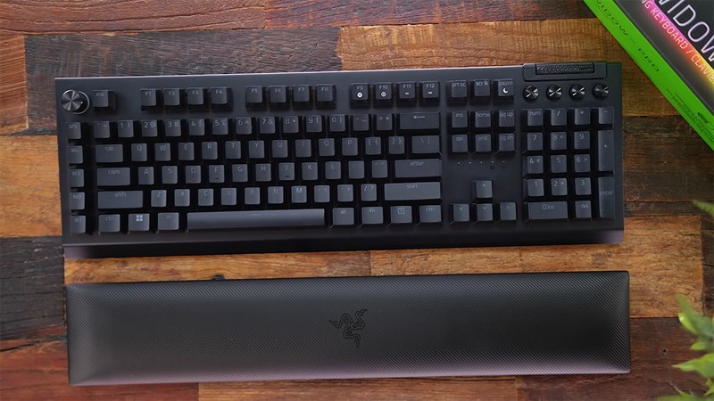 Razer BlackWidow V4 Pro vẫn mang trên mình thiết kế hầm hố quen thuộc trên những mẫu bàn phím gaming của nhà Razer