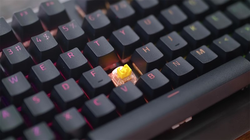 Razer BlackWidow V4 Pro có đến 2 bản switch là vàng và xanh lá