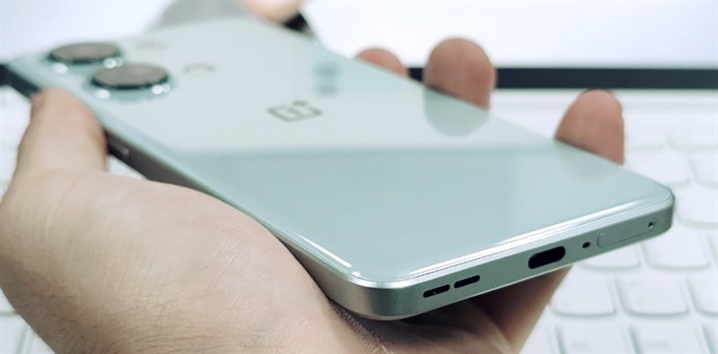 Cạnh đáy của sản phẩm chứa loa, mic, khe cắm SIM và cổng sạc USB-C Cạnh đáy của sản phẩm chứa loa, mic, khe cắm SIM và cổng sạc USB-C