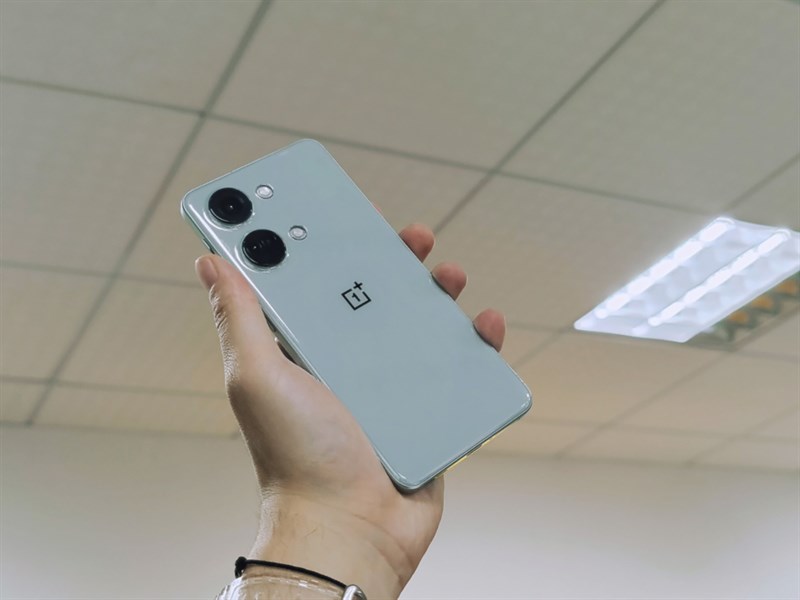 OnePlus Ace 2V mang đến cảm giác cầm nắm cực kỳ thoải mái