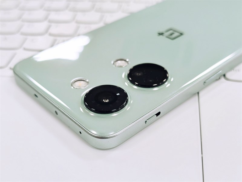 Nổi bật trên mặt lưng của OnePlus Ace 2V là cụm camera 'bếp từ' Nổi bật trên mặt lưng của OnePlus Ace 2V là cụm camera 'bếp từ'