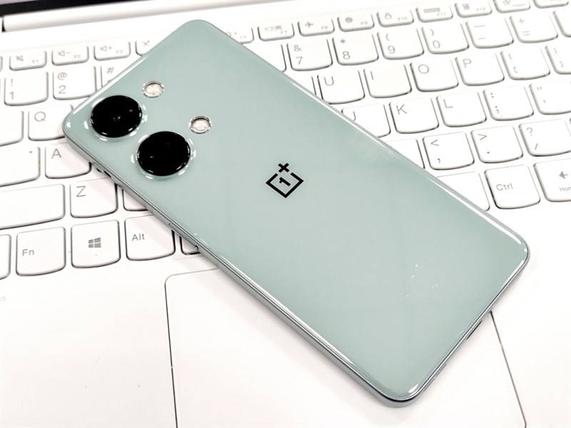 OnePlus Ace 2V sở hữu mặt lưng kính bóng bẫy OnePlus Ace 2V sở hữu mặt lưng kính bóng bẫy