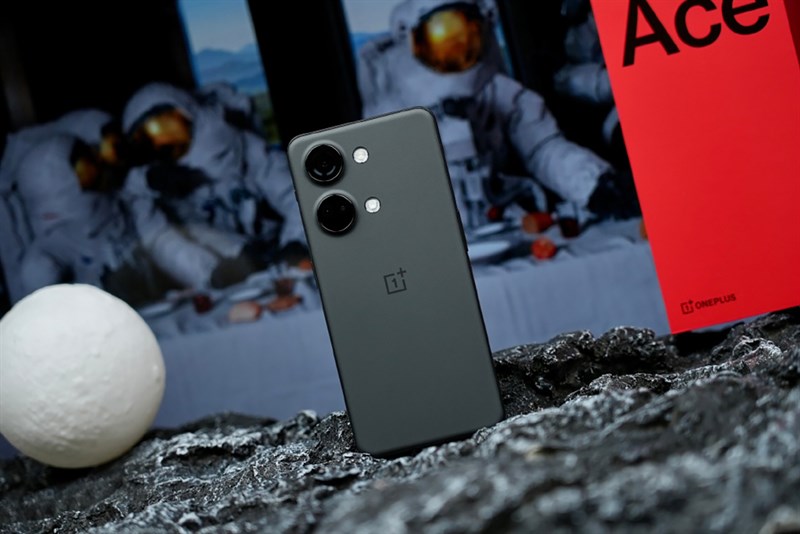 Bên cạnh những bản màu xanh nãy giờ bạn thấy thì OnePlus Ace 2V còn có thêm màu đen mạnh mẽ Bên cạnh những bản màu xanh nãy giờ bạn thấy thì OnePlus Ace 2V còn có thêm màu đen mạnh mẽ