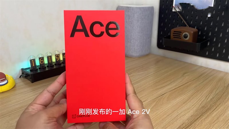 Hộp đựng của OnePlus Ace 2V được thiết kế cực kỳ quen thuộc với tông đỏ đặc trưng Hộp đựng của OnePlus Ace 2V được thiết kế cực kỳ quen thuộc với tông đỏ đặc trưng