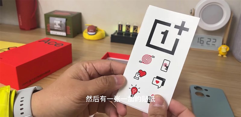 Bên trong hộp đựng OnePlus Ace 2V chứa sticker dán hình Bên trong hộp đựng OnePlus Ace 2V chứa sticker dán hình