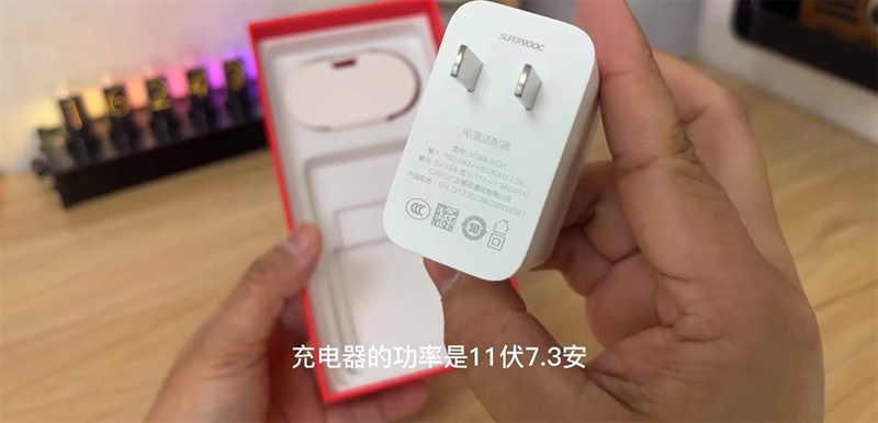 Hãng còn tặng thêm một cục sạc nhanh 80 W Hãng còn tặng thêm một cục sạc nhanh 80 W