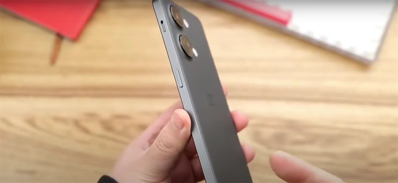 OnePlus Ace 2V vẫn sở hữu thanh gạt tắt âm lượng (alert slider) mang tính biểu tượng của OnePlus ở cạnh phải cùng nút nguồn OnePlus Ace 2V vẫn sở hữu thanh gạt tắt âm lượng (alert slider) mang tính biểu tượng của OnePlus ở cạnh phải cùng nút nguồn