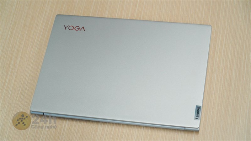 Tổng thể mặt A của Lenovo Yoga Slim 7 Pro.