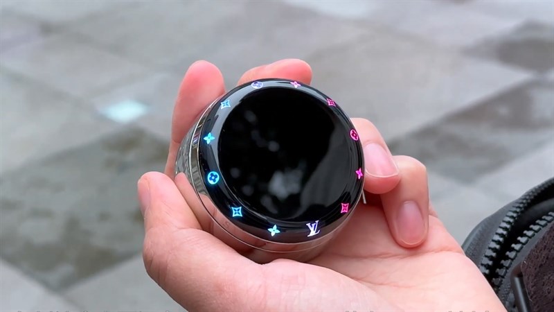 Hộp sạc tai nghe Louis Vuitton Horizon Light Up nổi bật với hoa văn Hologram và đèn LED đa màu sinh động Hộp sạc tai nghe Louis Vuitton Horizon Light Up nổi bật với hoa văn Hologram và đèn LED đa màu sinh động