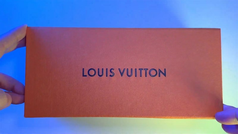 Phần hộp đựng của tai nghe Louis Vuitton Horizon Light Up được thiết kế đơn giản Phần hộp đựng của tai nghe Louis Vuitton Horizon Light Up được thiết kế đơn giản
