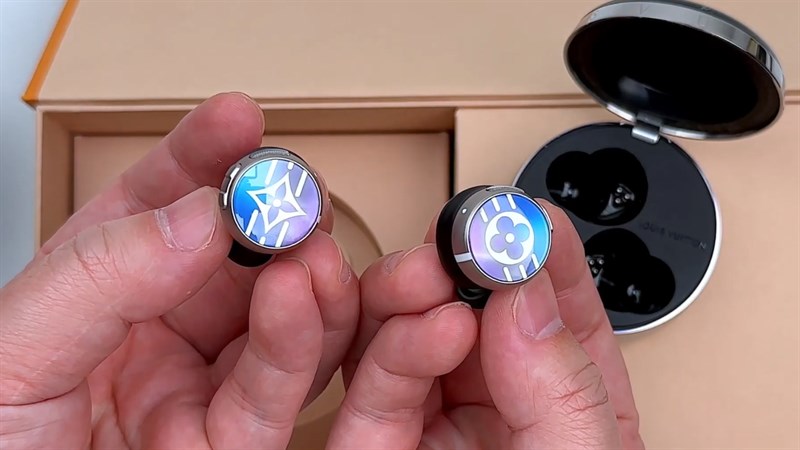 Người dùng có thể tương tác với tai nghe Louis Vuitton Horizon Light Up qua các nút vật lý trên phần housing Người dùng có thể tương tác với tai nghe Louis Vuitton Horizon Light Up qua các nút vật lý trên phần housing
