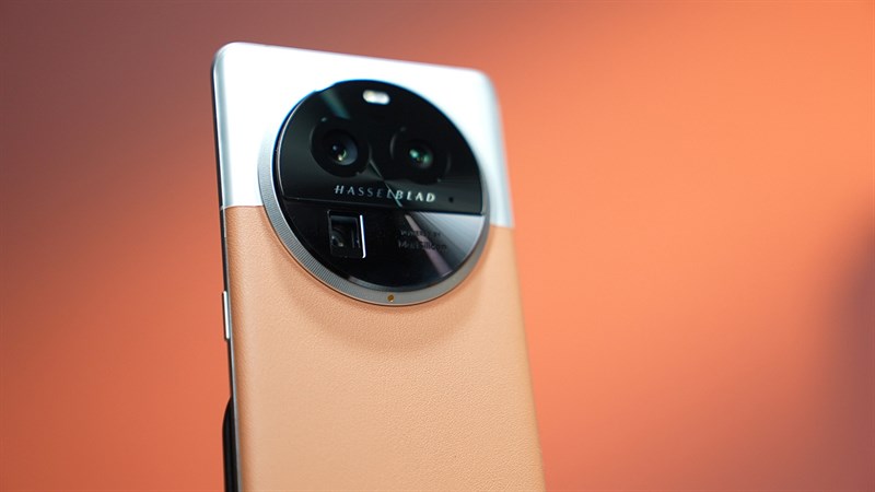 Nổi bật nhất trên mặt lưng của OPPO Find X6 Pro chính là cụm camera lớn Nổi bật nhất trên mặt lưng của OPPO Find X6 Pro chính là cụm camera lớn