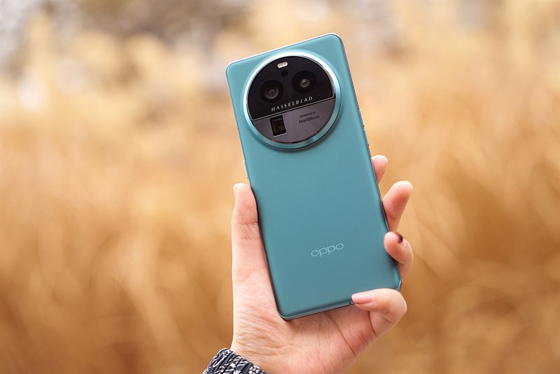 Tuy vậy, kích thước OPPO Find X6 Pro có phần lớn hơn phiên bản tiền nhiệm một chút nên sẽ gây một chút khó khăn cho những bạn có bàn tay nhỏ Tuy vậy, kích thước OPPO Find X6 Pro có phần lớn hơn phiên bản tiền nhiệm một chút nên sẽ gây một chút khó khăn cho những bạn có bàn tay nhỏ