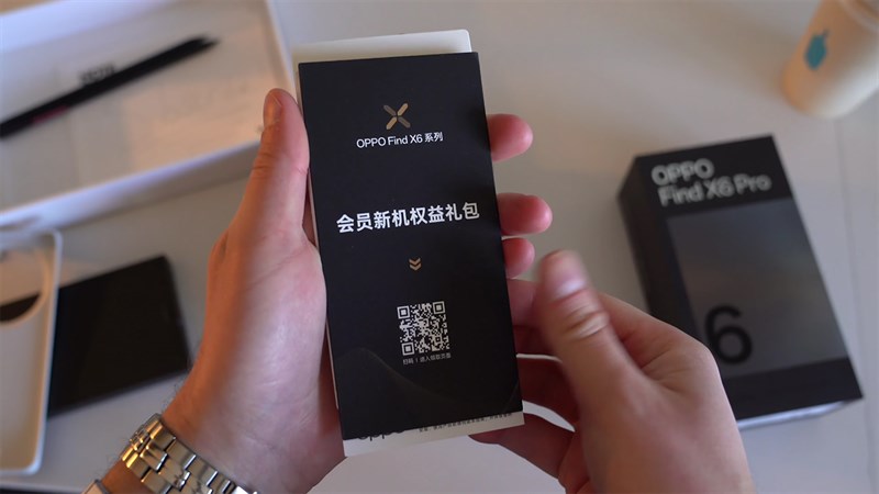 Bên trong hộp đựng OPPO Find X6 Pro chứa sách hướng dẫn sử dụng Bên trong hộp đựng OPPO Find X6 Pro chứa sách hướng dẫn sử dụng