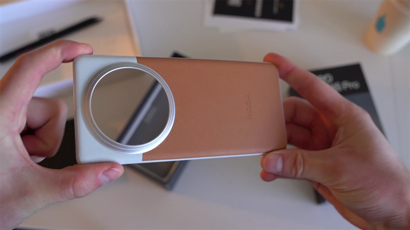 Thêm vào đấy là ốp lưng nhựa đồng màu với mặt lưng OPPO Find X6 Pro Thêm vào đấy là ốp lưng nhựa đồng màu với mặt lưng OPPO Find X6 Pro