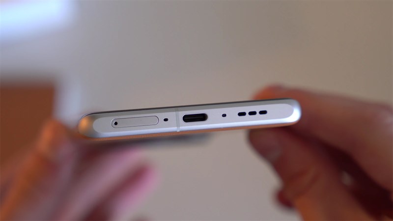 Cạnh đáy của sản phẩm là nơi đặt khe cắm SIM, mic, cổng cắm USB Type-C và dải loa Cạnh đáy của sản phẩm là nơi đặt khe cắm SIM, mic, cổng cắm USB Type-C và dải loa