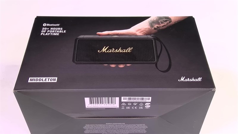 Marshall Middleton có một hợp dựng lớn, với tone màu đen chủ đạo. Marshall Middleton có một hợp dựng lớn, với tone màu đen chủ đạo.