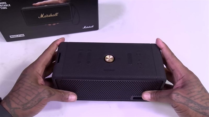 Marshall Middleton có thể kết nối với Bluetooth 5.1 và chỉ dùng được định dạng âm thanh SBC. Marshall Middleton có thể kết nối với Bluetooth 5.1 và chỉ dùng được định dạng âm thanh SBC.