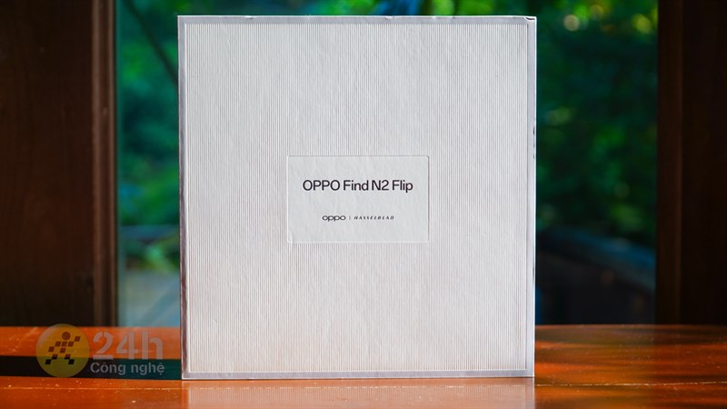 Hộp đựng OPPO Find N2 Flip được thiết kế đẹp mắt