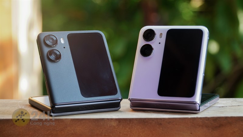OPPO Find N2 Flip còn sở hữu 2 phiên bản mặt lưng là kính (phải) và kính nhám (trái) OPPO Find N2 Flip còn sở hữu 2 phiên bản mặt lưng là kính (phải) và kính nhám (trái)