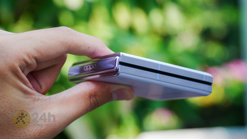Cạnh trái của OPPO Find N2 Flip không có một nút bấm vật lý nào Cạnh trái của OPPO Find N2 Flip không có một nút bấm vật lý nào