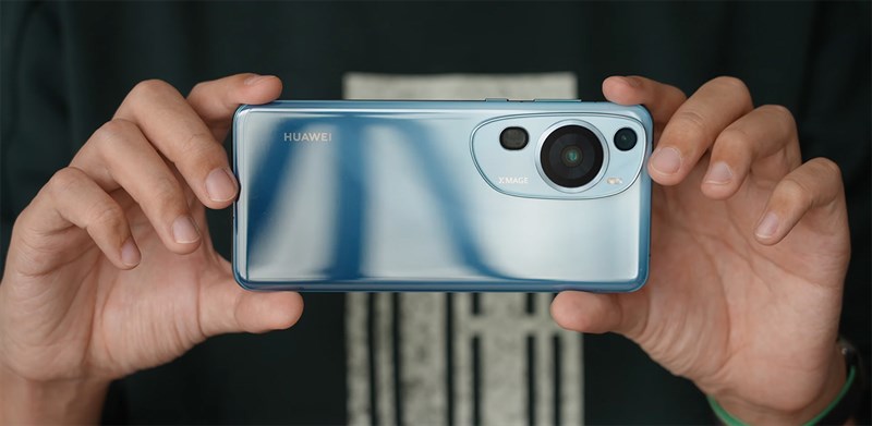 Cụm camera cũng được thiết kế đặc biệt theo dạng bầu tròn Cụm camera cũng được thiết kế đặc biệt theo dạng bầu tròn