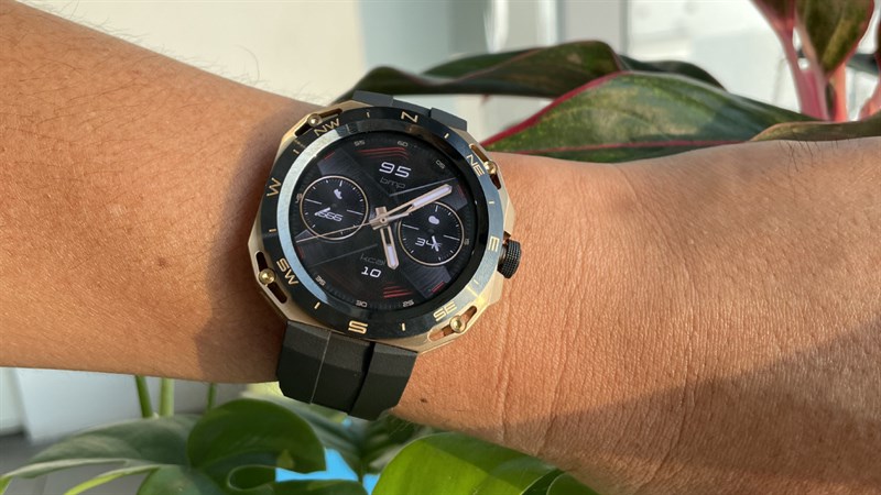 HUAWEI WATCH GT Cyber mang đến cho mình trải nghiệm đeo thoải mái. Nguồn: HUAWEI.