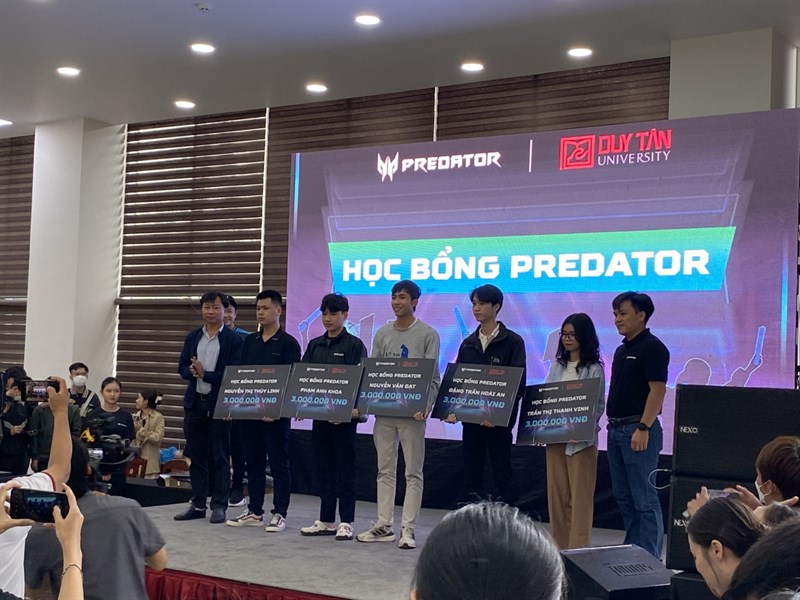 Các bạn nhận học bổng Predator Các bạn nhận học bổng Predator