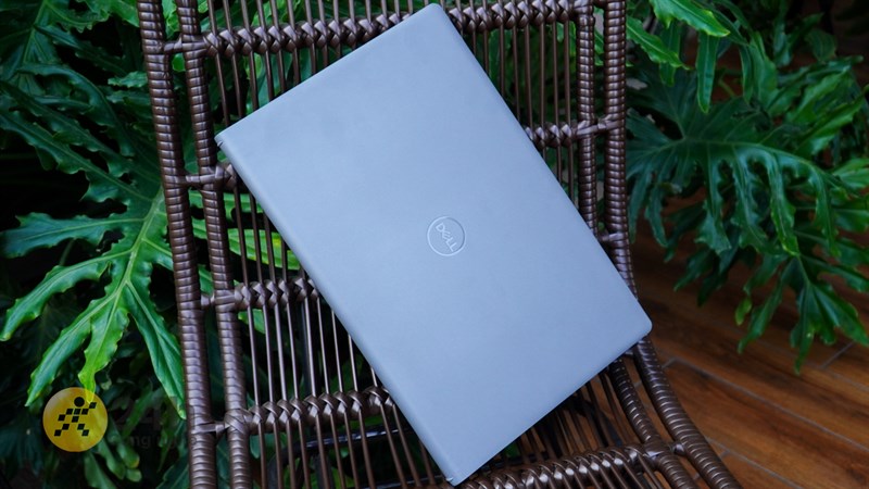 Dell Vostro 15 3520 được hoàn thiện từ nhựa cao cấp nên có độ bền cao Dell Vostro 15 3520 được hoàn thiện từ nhựa cao cấp nên có độ bền cao