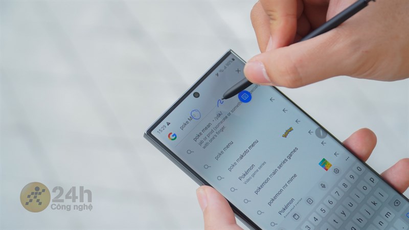 Mình có thể dùng S-Pen trên Galaxy S23 Ultra 5G để viết từ khóa bằng nhiều ngôn ngữ (trong đó có tiếng Việt) trên thanh tìm kiếm của Google. Mình có thể dùng S-Pen trên Galaxy S23 Ultra 5G để viết từ khóa bằng nhiều ngôn ngữ (trong đó có tiếng Việt) trên thanh tìm kiếm của Google.