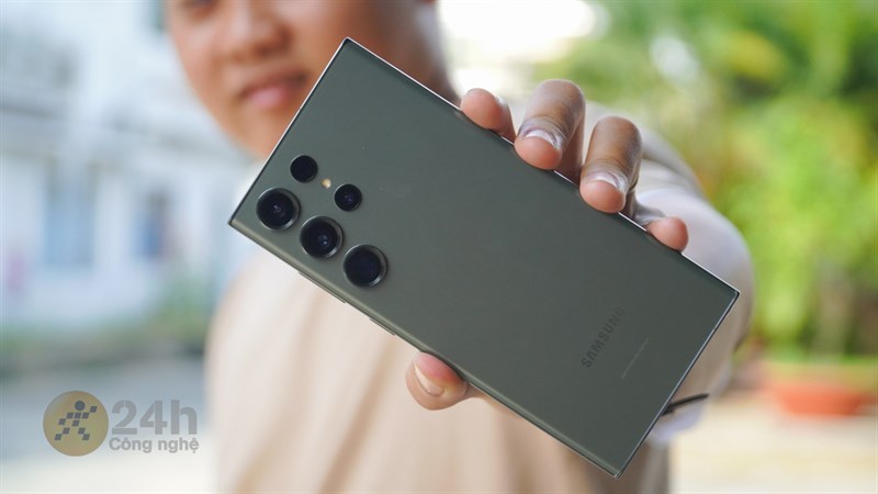 Samsung đã nỗ lực rất nhiều trong suốt nhiều năm qua để khiến hiệu năng của những mẫu Galaxy S ngày càng mạnh mẽ hơn. Samsung đã nỗ lực rất nhiều trong suốt nhiều năm qua để khiến hiệu năng của những mẫu Galaxy S ngày càng mạnh mẽ hơn.