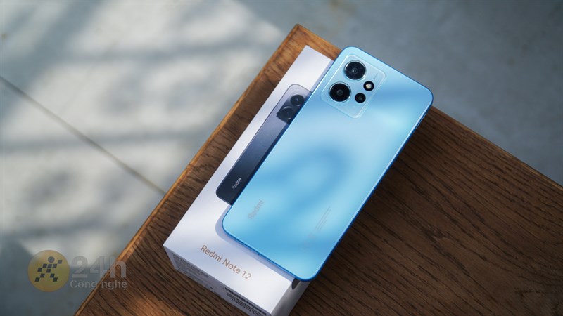Nhờ được hoàn thiện bằng nhựa mà khối lượng của Redmi Note 12 được tối ưu đáng kể chỉ vào khoảng 183.5 gram và dày 7.85 mm. Nhờ được hoàn thiện bằng nhựa mà khối lượng của Redmi Note 12 được tối ưu đáng kể chỉ vào khoảng 183.5 gram và dày 7.85 mm.