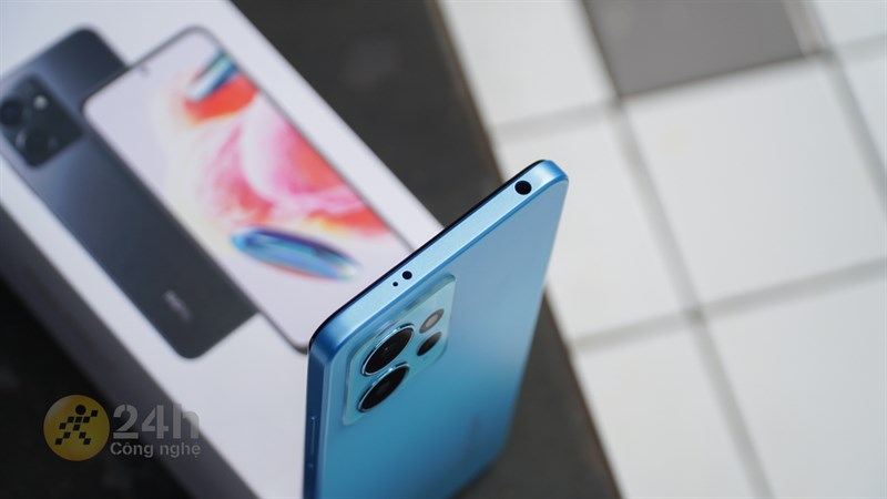 Cạnh trên của Redmi Note 12. Cạnh trên của Redmi Note 12.