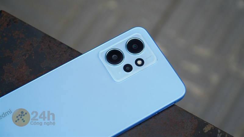 Mặt sau của Redmi Note 12 được hoàn thiện nhám nhẹ. Mặt sau của Redmi Note 12 được hoàn thiện nhám nhẹ.