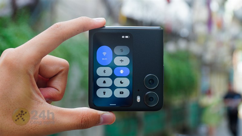 Bảng điều khiển chức năng ở màn hình phụ của OPPO Find N2 Flip. Bảng điều khiển chức năng ở màn hình phụ của OPPO Find N2 Flip.