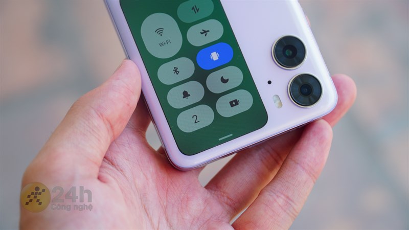 Khi bật đèn flash ở màn hình phụ của OPPO Find N2 Flip, máy sẽ tự động đếm ngược 3 giây. Khi bật đèn flash ở màn hình phụ của OPPO Find N2 Flip, máy sẽ tự động đếm ngược 3 giây.