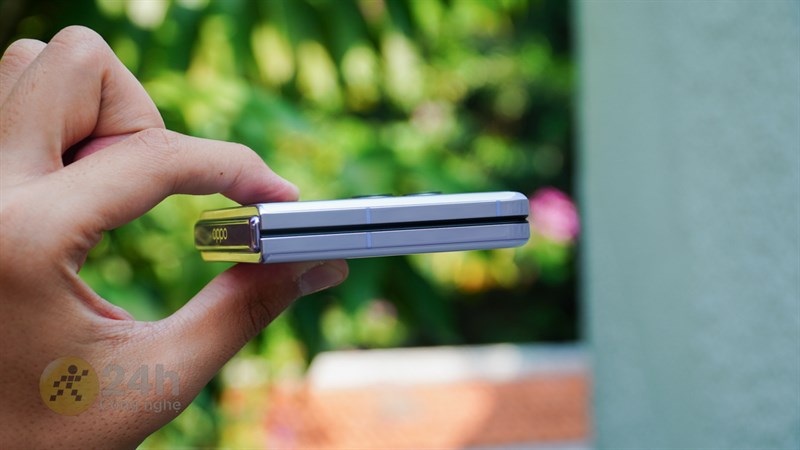 Độ mỏng của OPPO Find N2 Flip khi gập vào chỉ là 7.45 mm. Độ mỏng của OPPO Find N2 Flip khi gập vào chỉ là 7.45 mm.
