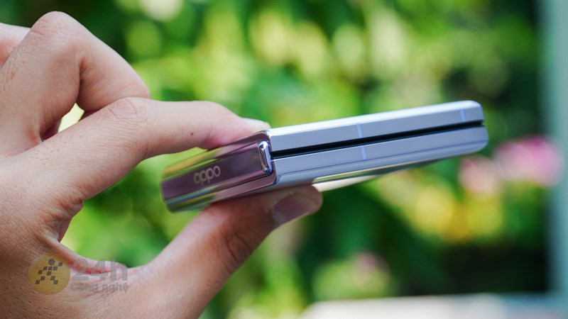 2 nửa màn hình của OPPO Find N2 Flip khi gập lại thì rất khít, không có nhiều khe hở. 2 nửa màn hình của OPPO Find N2 Flip khi gập lại thì rất khít, không có nhiều khe hở.