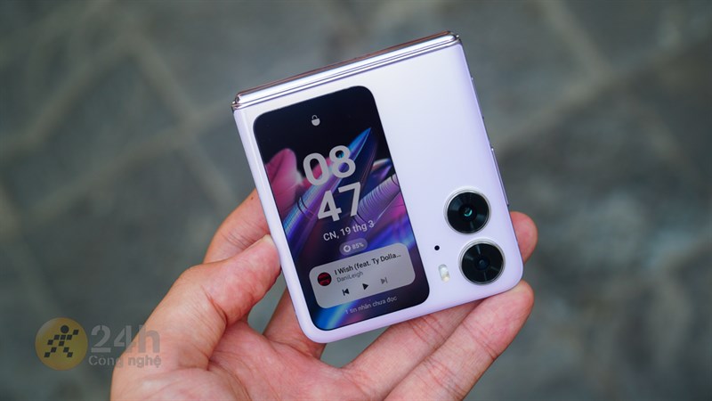 Khung viền với các góc/cạnh được bo cong của OPPO Find N2 Flip khiến mình cảm thấy thoải mái khi cầm máy trên tay. Khung viền với các góc/cạnh được bo cong của OPPO Find N2 Flip khiến mình cảm thấy thoải mái khi cầm máy trên tay.