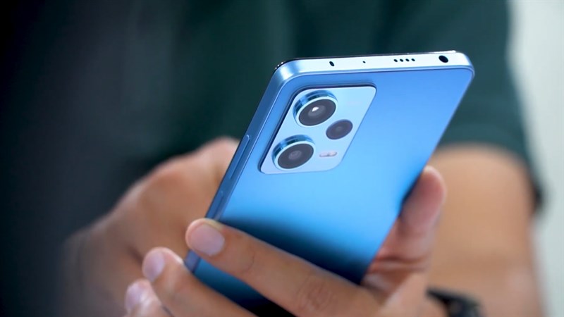 Redmi Note 12 Pro 5G chỉ nặng 187 gram và dày 7.98 mm giúp cầm nắm thoải mái