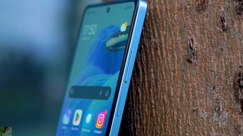 Cạnh bên phải của Redmi Note 12 Pro 5G là nơi đặt nút tăng/giảm âm lượng và nút nguồn
