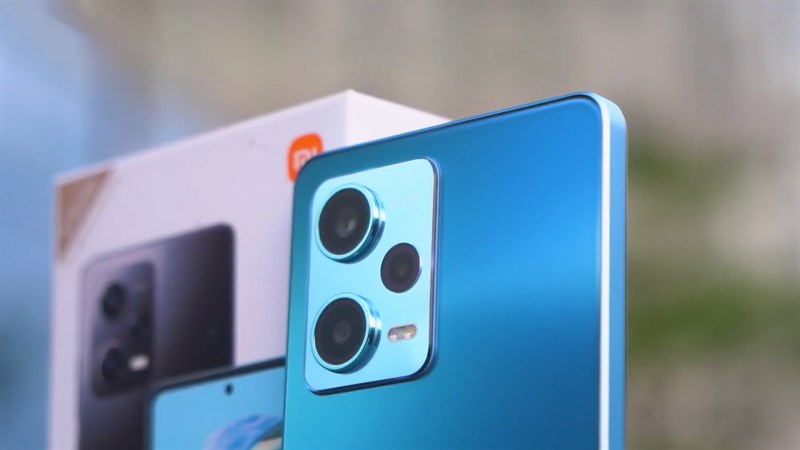 Redmi Note 12 Pro 5G vẫn giữ những đường nét vuông vức, nam tính