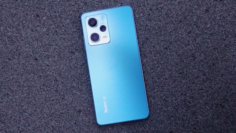 Mặt lưng của Redmi Note 12 Pro 5G được thiết kế đơn giản 
